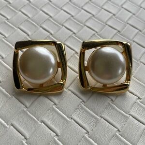 Gold tone square Post Earrings With Gorgeous Faux Pearl, 1980’s Chic, Stunning!